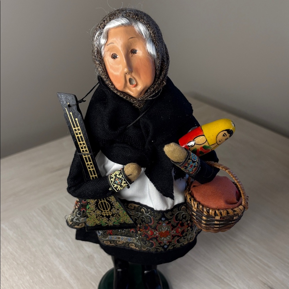 Byers Choice Carolers Babouska Russian Christmas Legend w/Balalaika/Nesting Doll - Picture 8 of 10